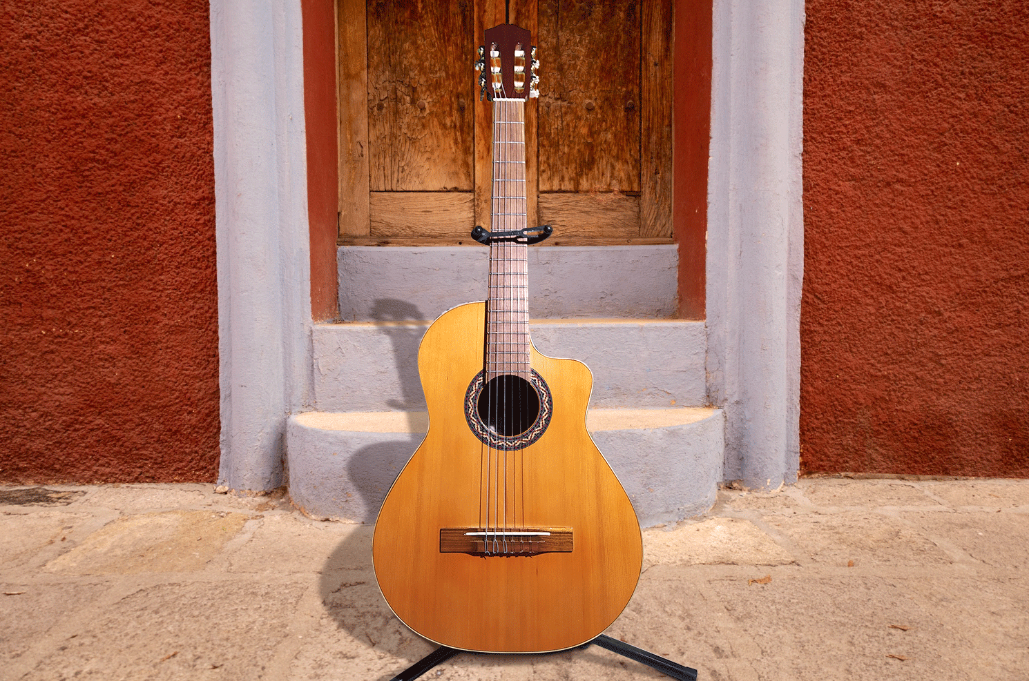 Guitarra clásica frente a fachada