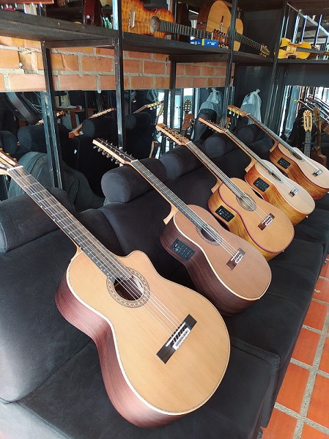 Guitarras y tiples sobre poltrona