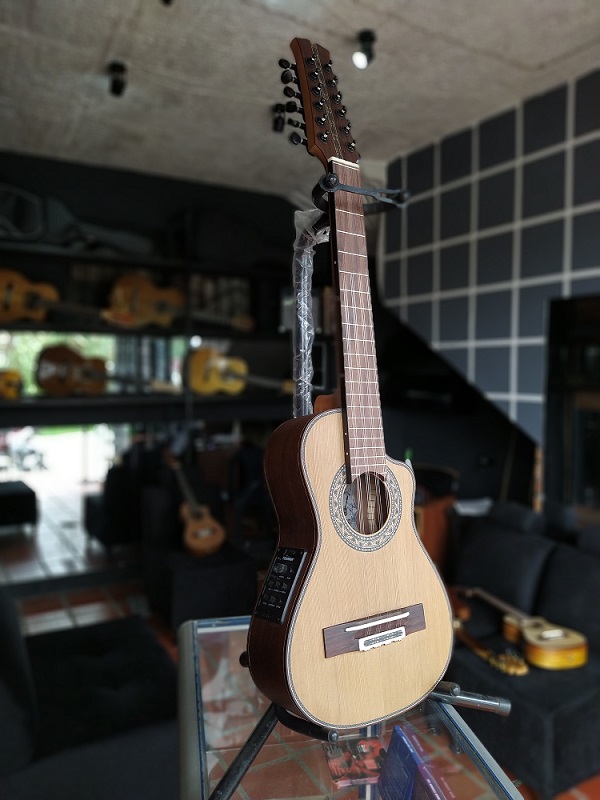 Requinto del luthier Julian Duarte