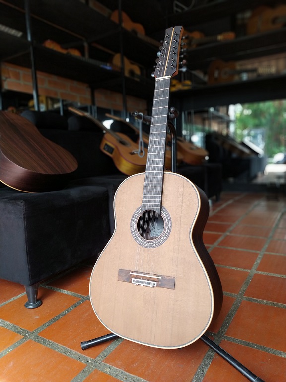 Tiple sobre base para instrumentos Julian Duarte